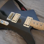 Myydn: Washburn A-5V Explorer 1983 vintage sähkökitara (#1969998)