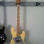 Myydn: Vähän erikoisempi Squier jazz. (#2008921)