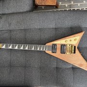 Myydn: Jackson JS32 Rhoads NAT/GOLD & ESP-kuljetuspussi (#2010030)