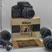 Myydn: Nikon F2A, kulmaetsin ja 4 objektiivia (#2012551)