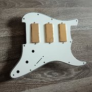 Myydn: Kultaiset minihumbuckerit ja pleksi stratoon (#2012099)