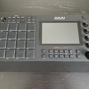 Myydn: Myydään Akai MPC Live II + Decksaver (#2019354)