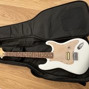 Myydn: Tom Delonge Squier Stratocaster (#2020552)