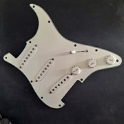 Myydn: Fender Player Stratocaster loaded pickguard (#2020609)