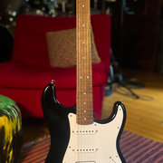 Myydn: Uutta parempi, säädetty Squier Stratocaster (#2021186)