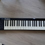 Myydn: Alesis V49 (#2022930)