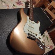 Myydn: Fender vintera road worn 60s stratocaster Firemist Gold (#2024852)