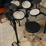 Myydn: Roland TD-1 sähkörummut (#2026345)
