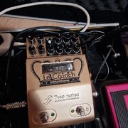 Myydn: Two Notes, Boss, EHX, Hotone, Artec pedaaleja *koko kasa 200e* (#2027550)