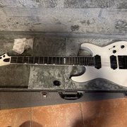 Myydn: ESP E-II M-II 7B Baritone EverTune Pearl White (#2031533)