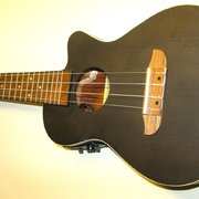 Myydn: Käyttämätön elektroakustinen UKULELE (#2031631)