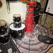 Myydään: Kaksi Yamahan huippusettiä, huippu snare ja jotain telineitä (#2040734) Myydään: Kaksi Yamahan huippusettiä, huippu snare ja jotain telineitä (#2040734)