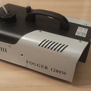 Myydään: Savukone 1200W, 6 led valolla ja radio kaukosäätimellä (#2042999) Myydään: Savukone 1200W, 6 led valolla ja radio kaukosäätimellä (#2042999)